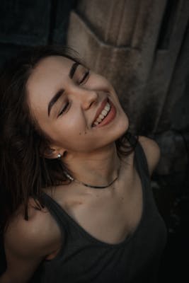 Laura, 24