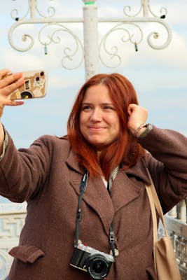 Laura, 24