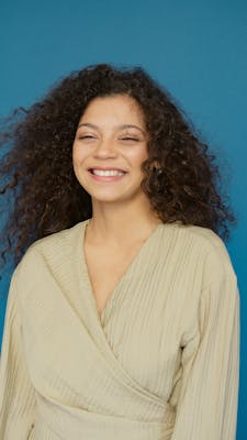 Laura, 24